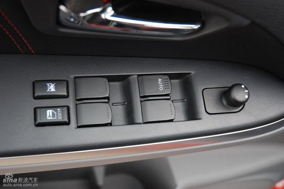 长安铃木全新天语SX4内饰实拍图