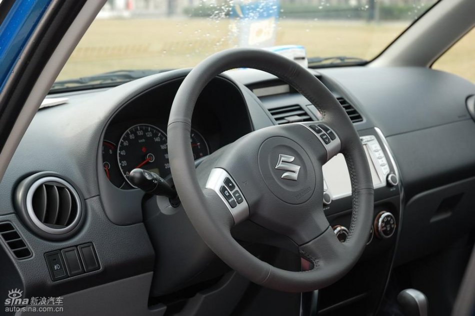 长安铃木全新天语SX4内饰实拍图