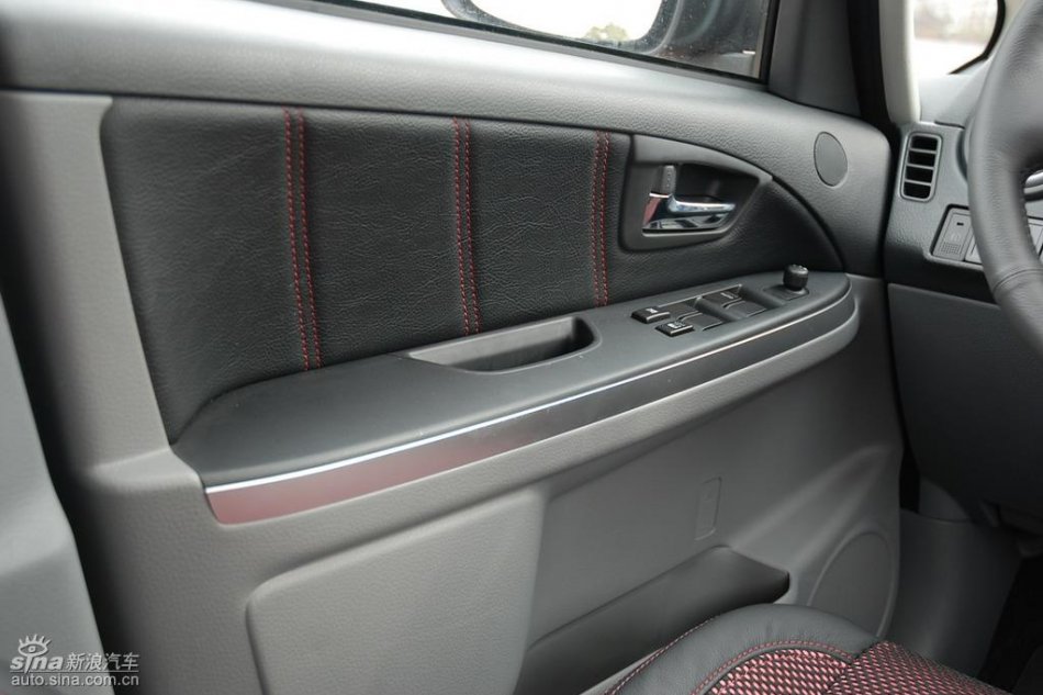 长安铃木全新天语SX4内饰实拍图