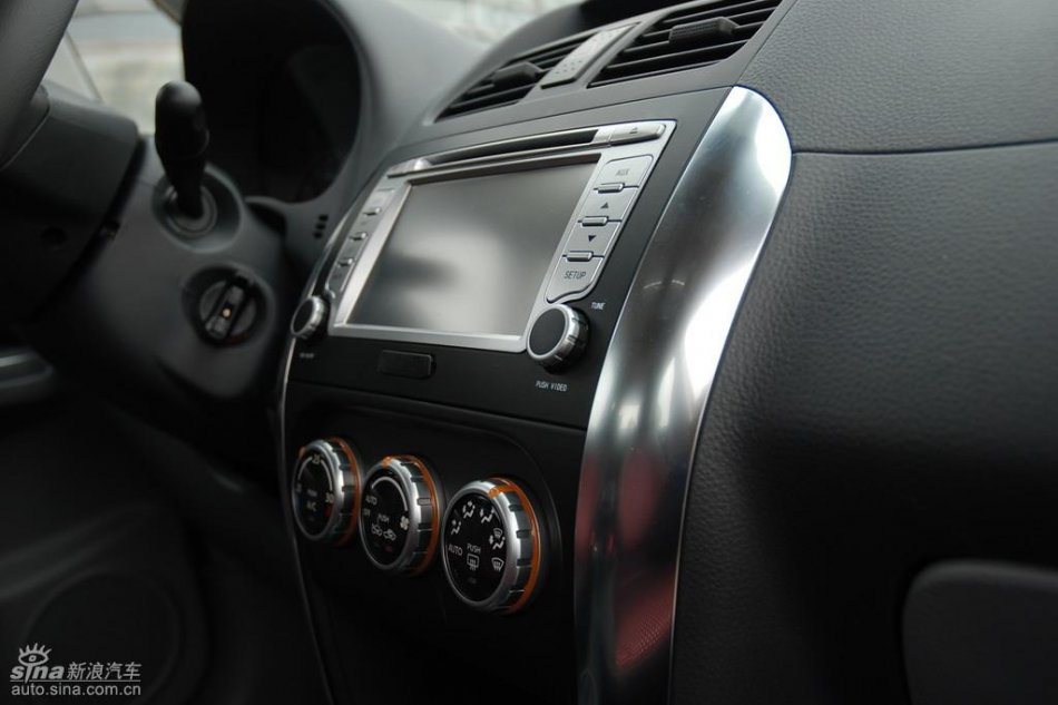 长安铃木全新天语SX4内饰实拍图