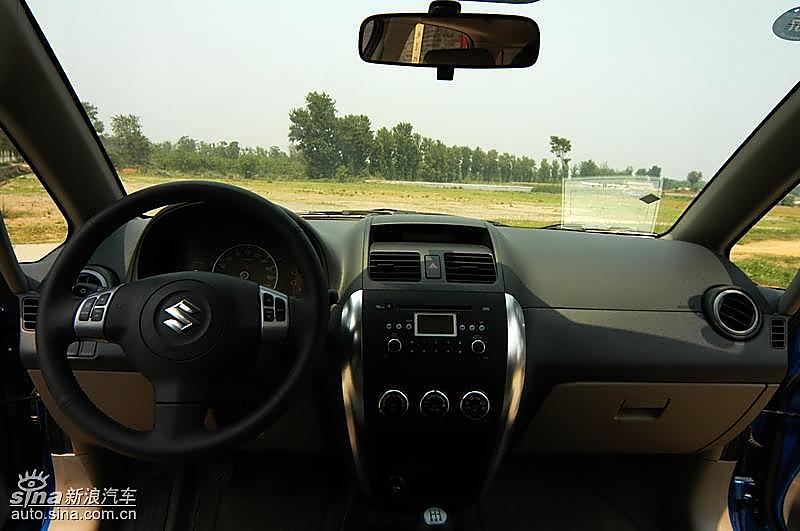 两厢天语SX4内饰