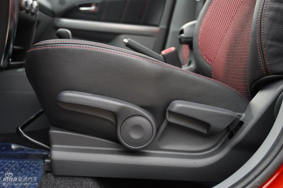 长安铃木全新天语SX4内饰实拍图