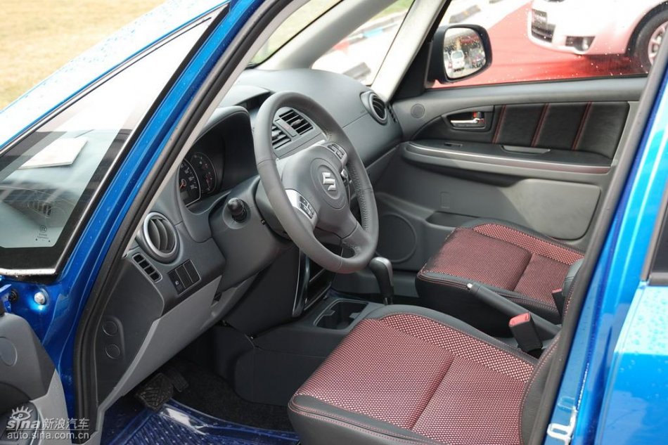 长安铃木全新天语SX4内饰实拍图