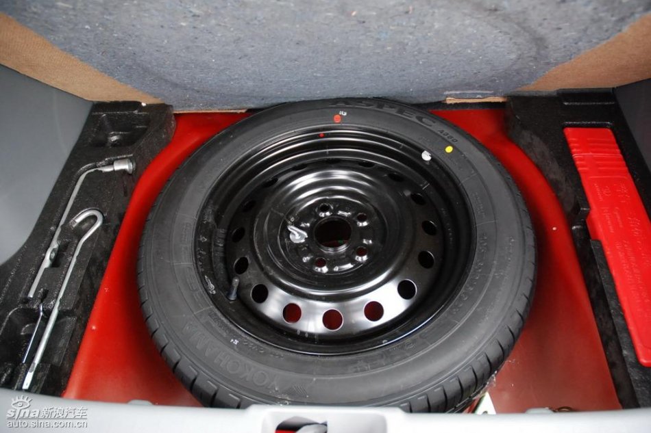长安铃木全新天语SX4备胎