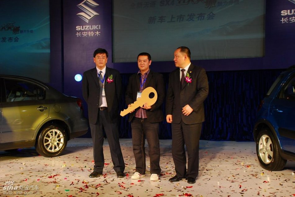 北京地区第一位新天语车主领取钥匙