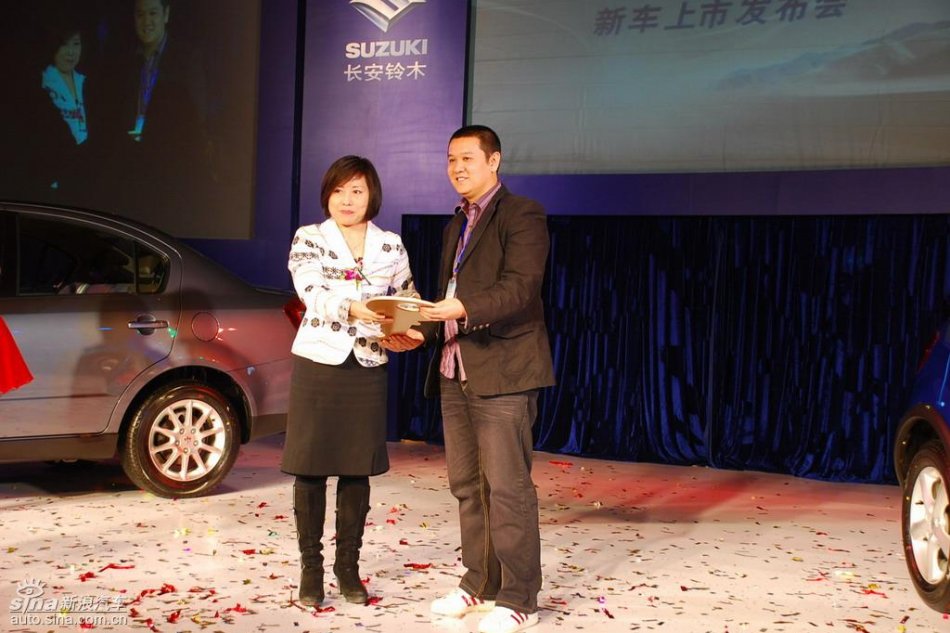 北京地区第一位新天语车主领取钥匙