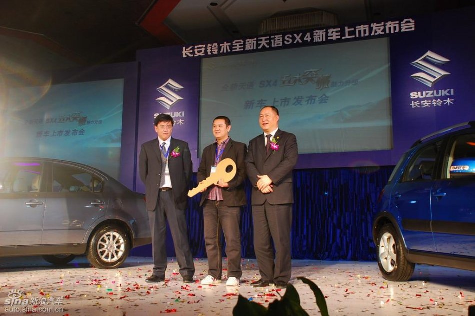 北京地区第一位新天语车主领取钥匙