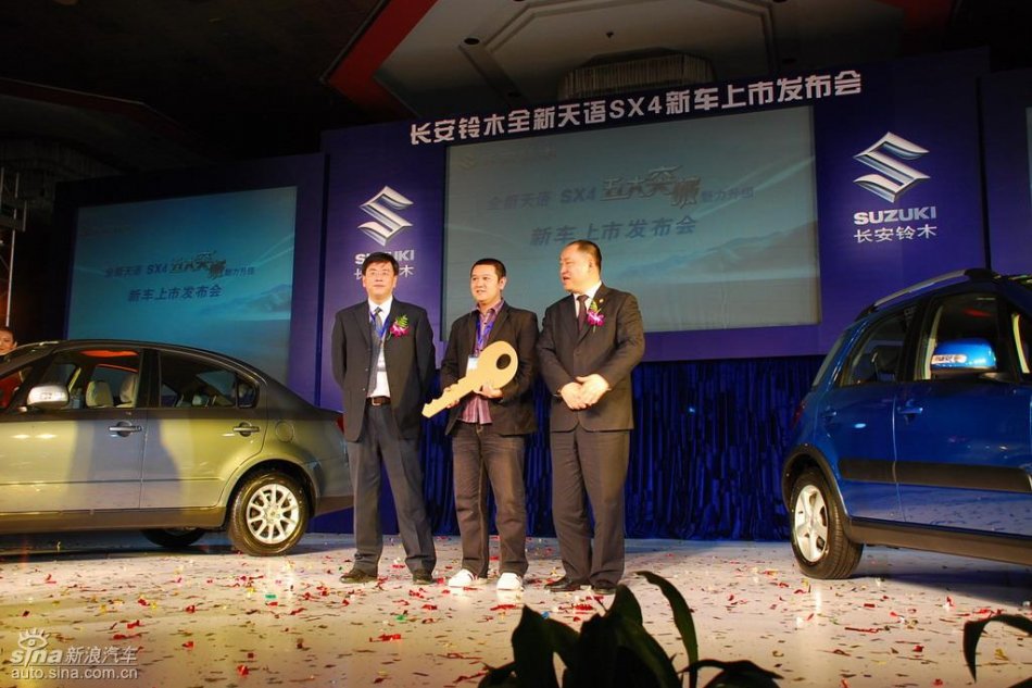 北京地区第一位新天语车主领取钥匙