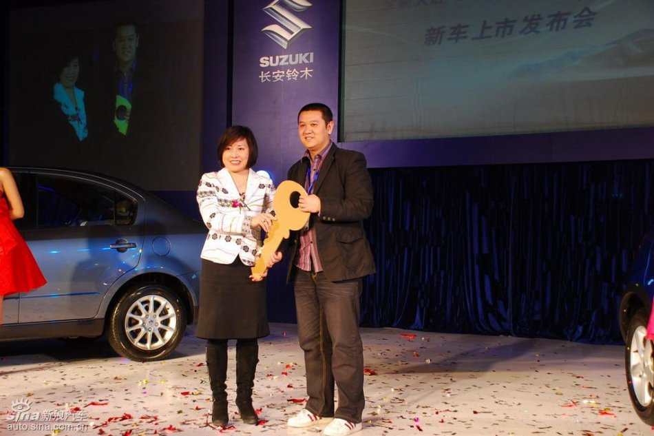 北京地区第一位新天语车主领取钥匙