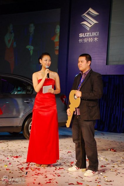 北京地区第一位新天语车主领取钥匙