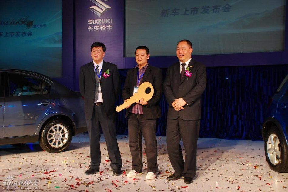 北京地区第一位新天语车主领取钥匙