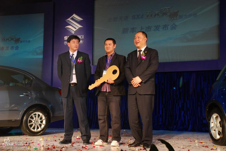 北京地区第一位新天语车主领取钥匙