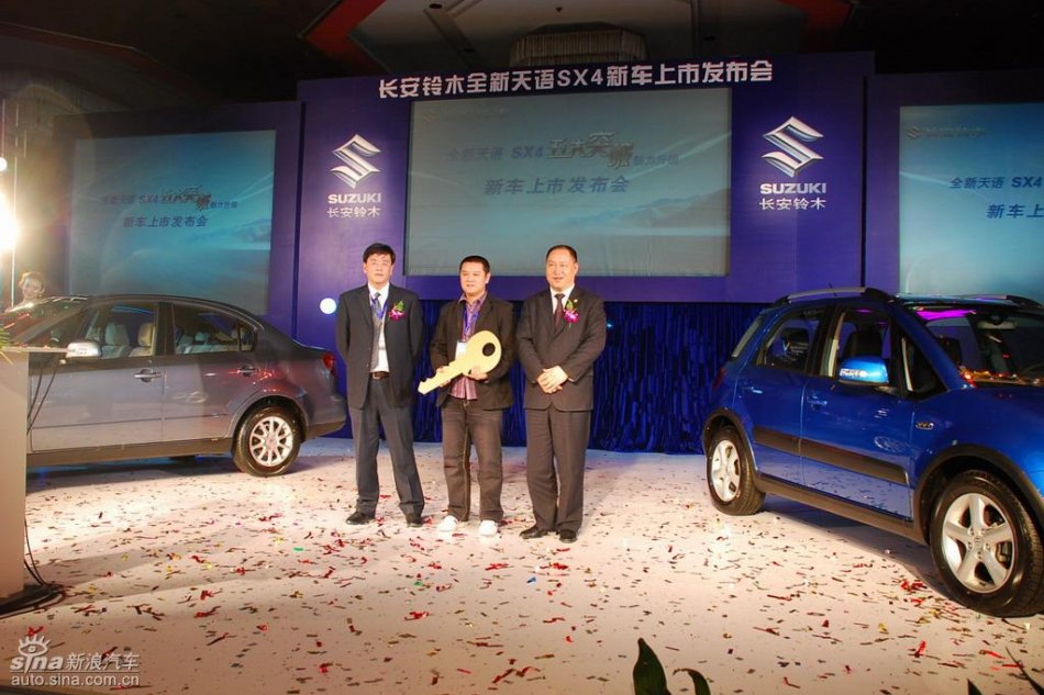 北京地区第一位新天语车主领取钥匙