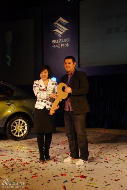 北京地区第一位新天语车主领取钥匙