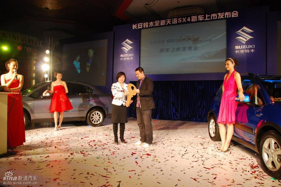 北京地区第一位新天语车主领取钥匙