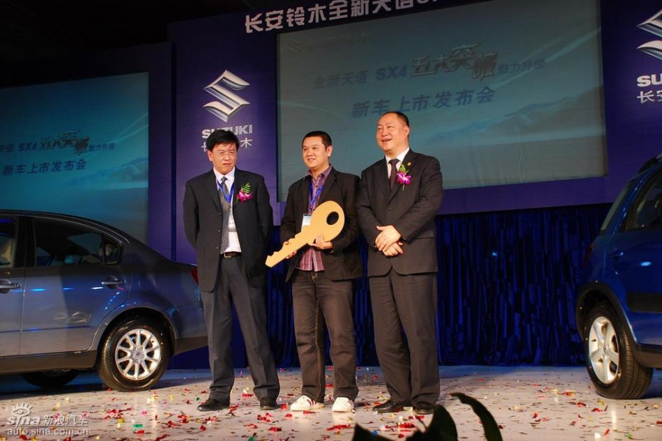 北京地区第一位新天语车主领取钥匙