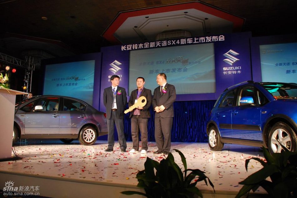 北京地区第一位新天语车主领取钥匙