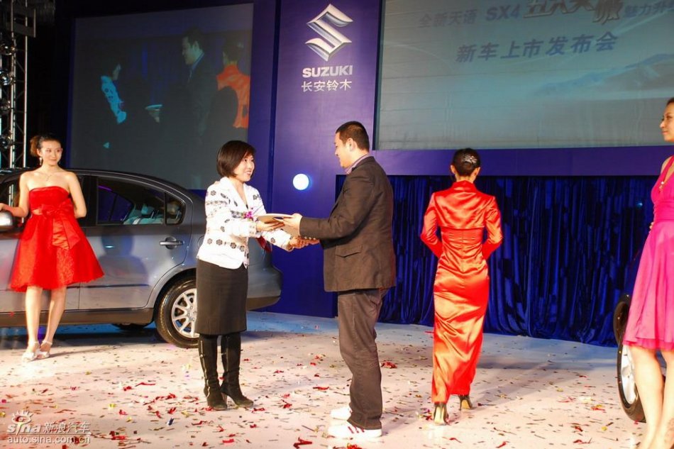 北京地区第一位新天语车主领取钥匙