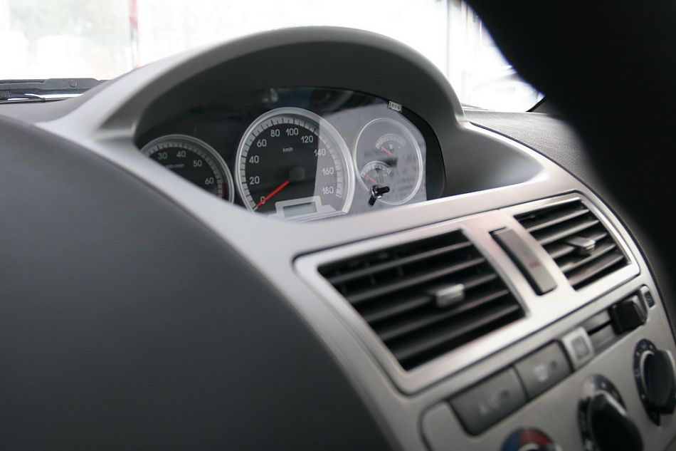 天津一汽两厢威志仪表盘