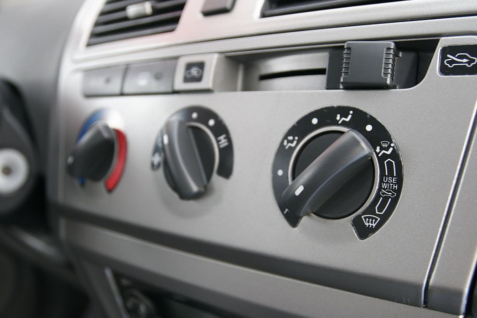 天津一汽两厢威志中控台