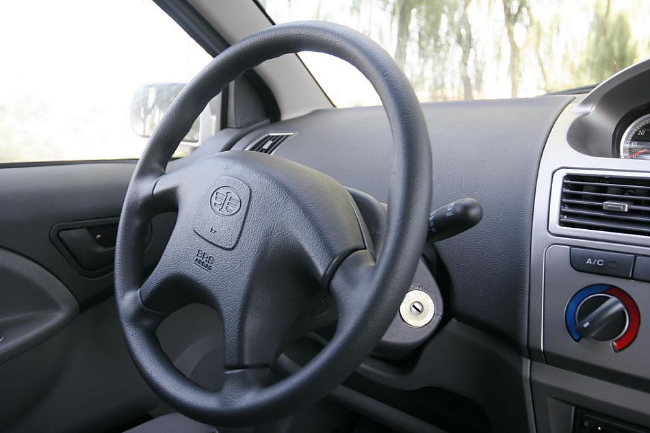 图为威志三厢内饰及细节