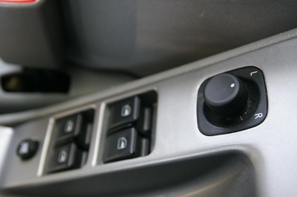 图为威志三厢内饰及细节