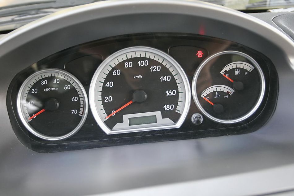 图为威志三厢内饰及细节