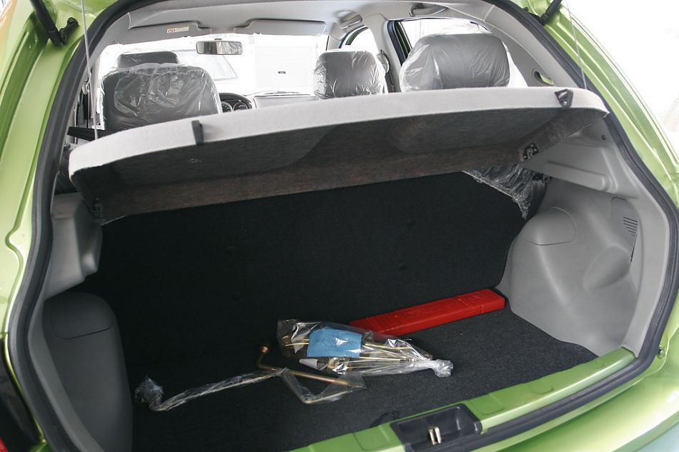 天津一汽两厢威志后备厢