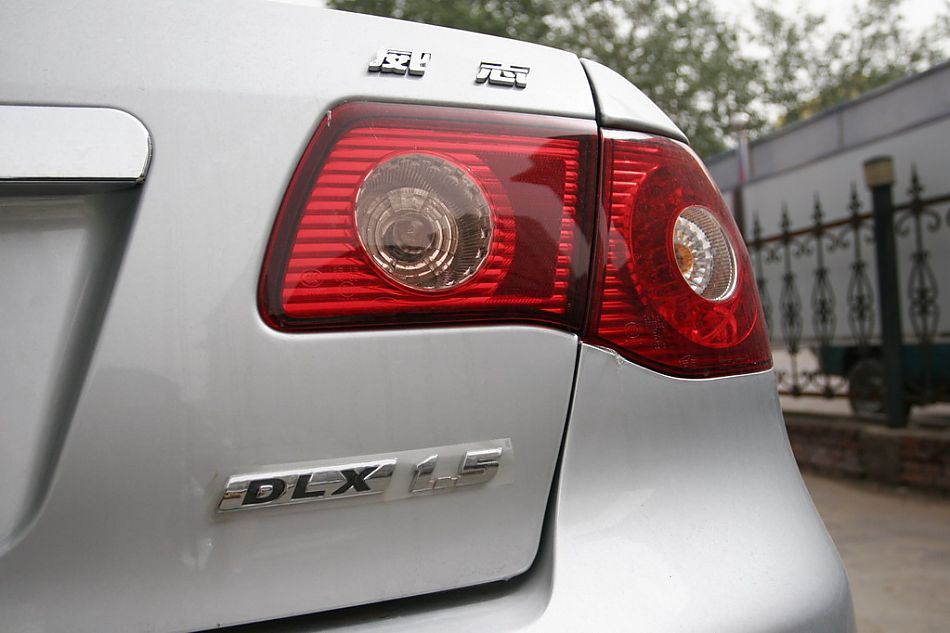 天津一汽威志三厢尾灯