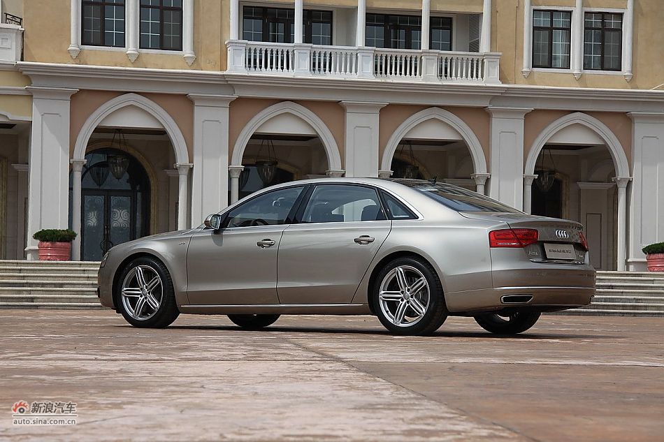 新浪汽车体验试驾奥迪A8L W12-外观