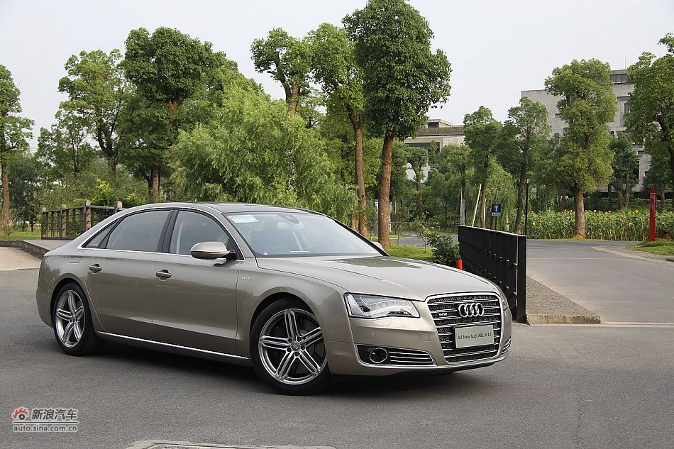 新浪汽车体验试驾奥迪A8L W12-外观
