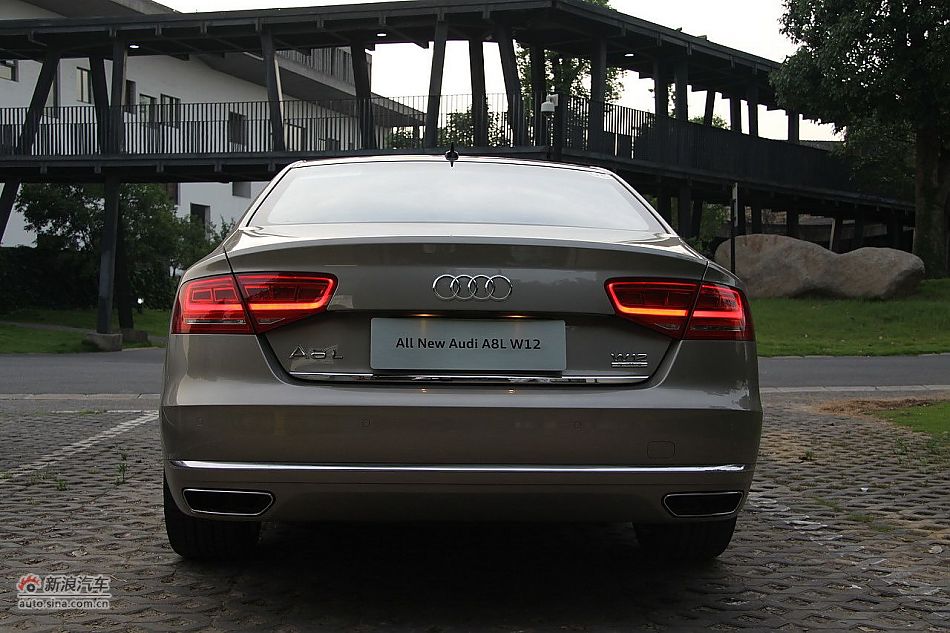 新浪汽车体验试驾奥迪A8L W12-外观
