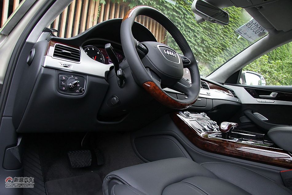 新浪汽车体验试驾奥迪A8L W12-内饰功能