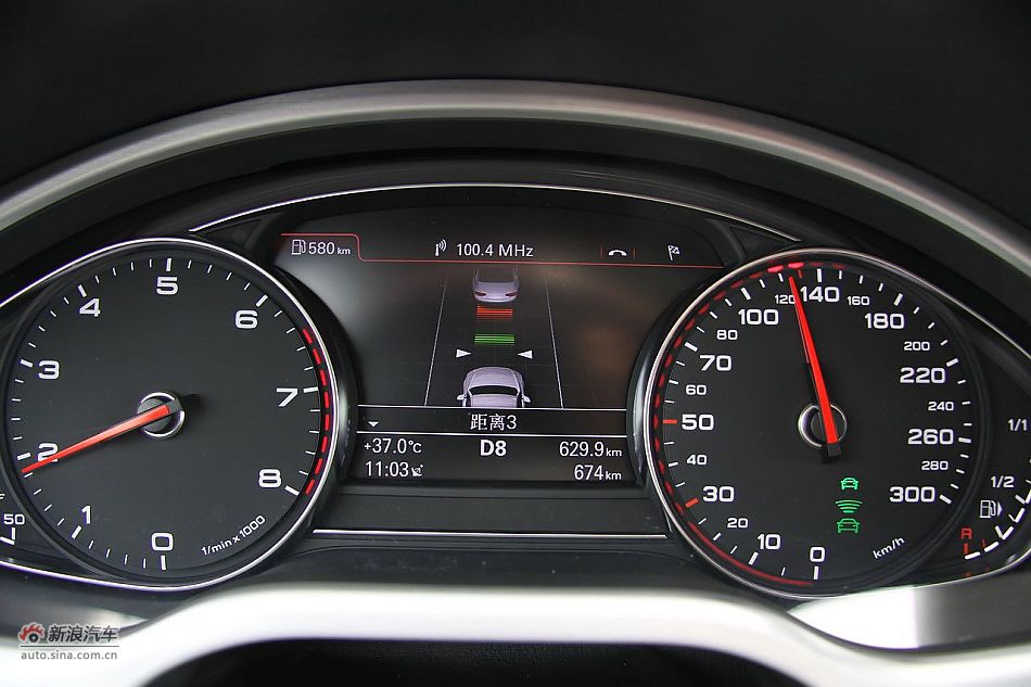 新浪汽车体验试驾奥迪A8L W12-内饰功能