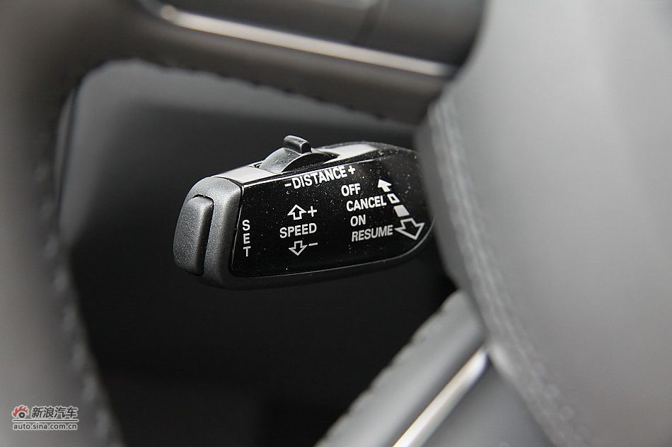 新浪汽车体验试驾奥迪A8L W12-内饰功能