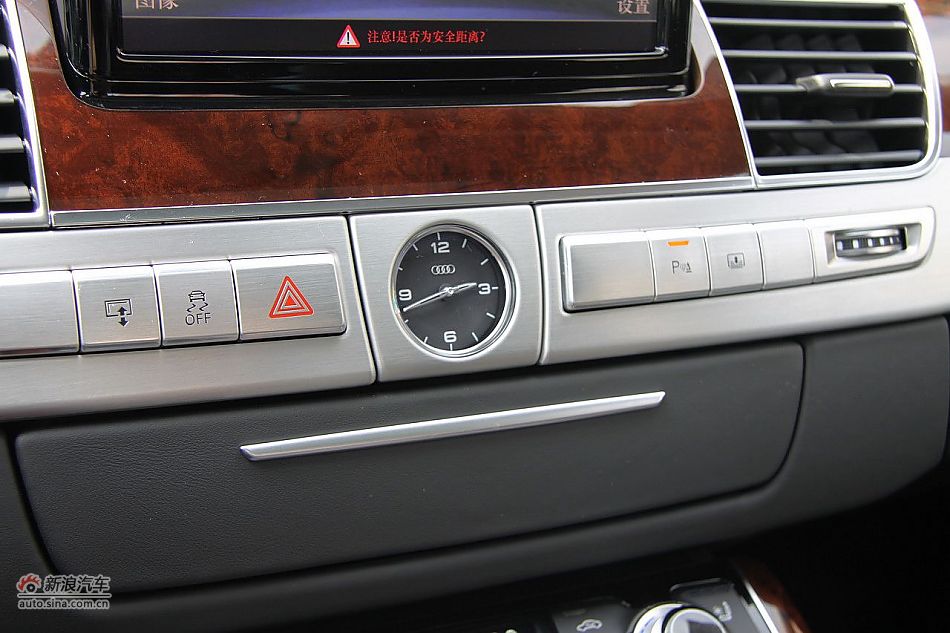 新浪汽车体验试驾奥迪A8L W12-内饰功能