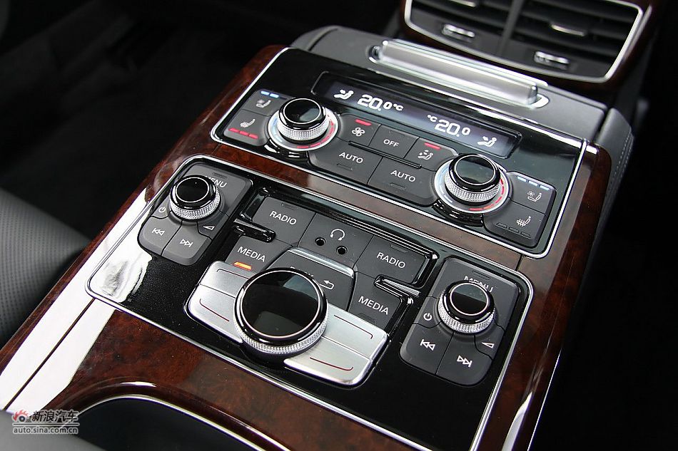新浪汽车体验试驾奥迪A8L W12-内饰功能
