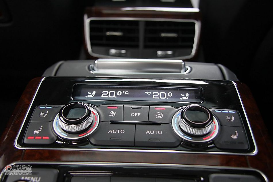 新浪汽车体验试驾奥迪A8L W12-内饰功能
