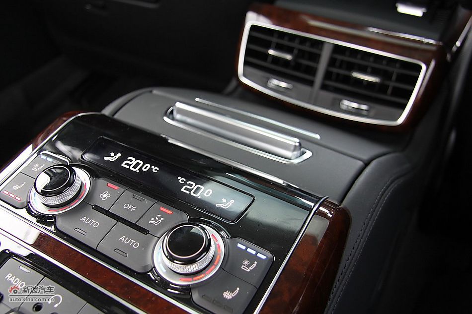 新浪汽车体验试驾奥迪A8L W12-内饰功能
