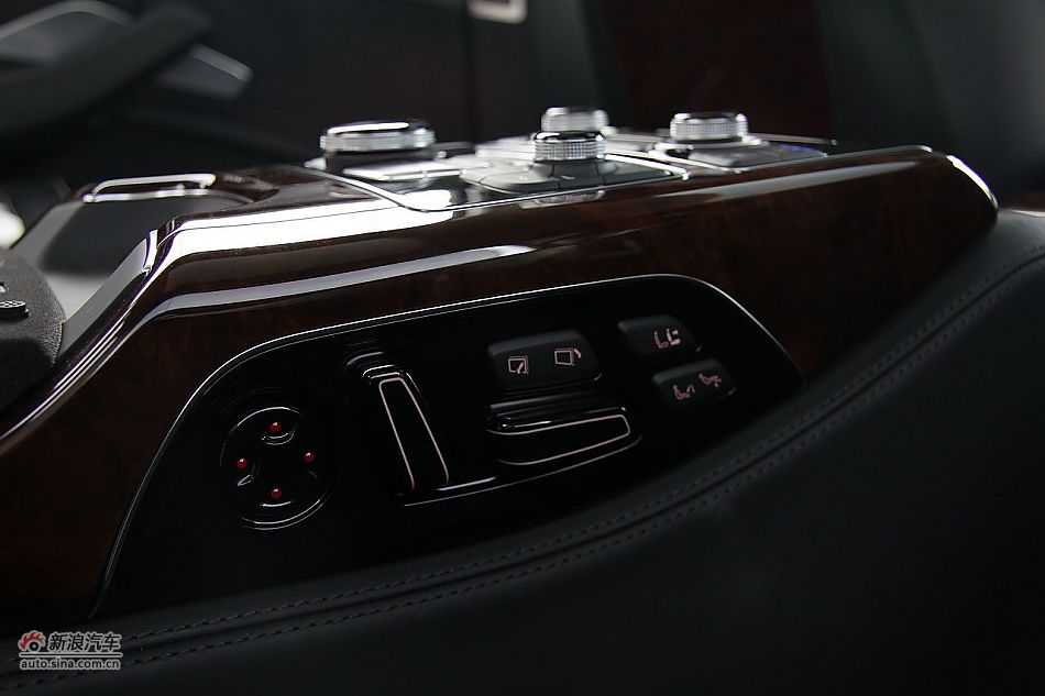 新浪汽车体验试驾奥迪A8L W12-内饰功能