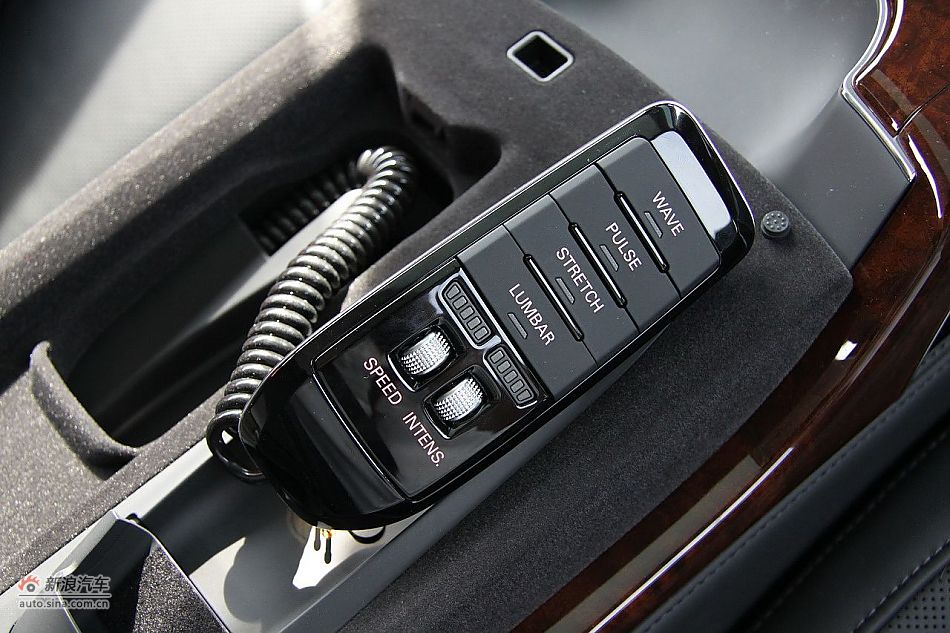 新浪汽车体验试驾奥迪A8L W12-内饰功能