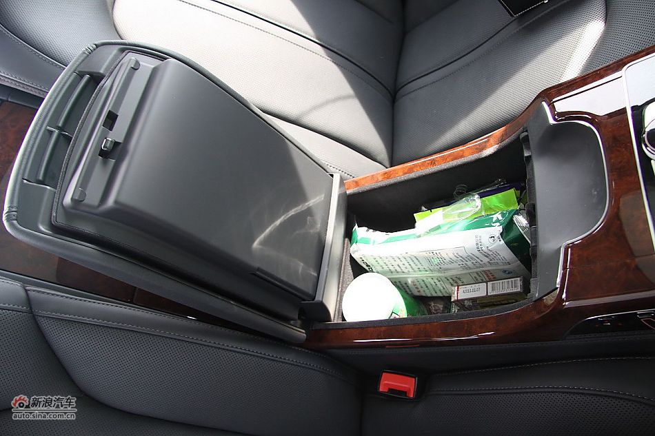 新浪汽车体验试驾奥迪A8L W12-内饰功能