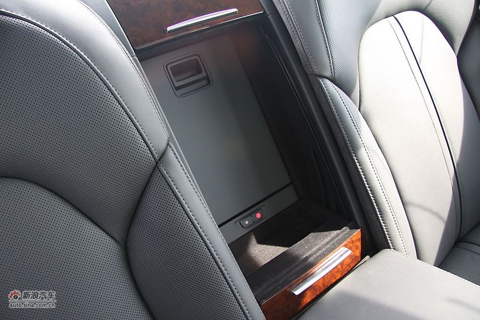 新浪汽车体验试驾奥迪A8L W12-内饰功能