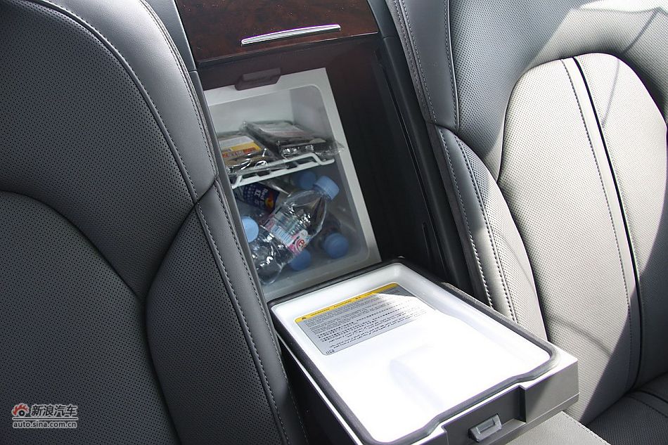 新浪汽车体验试驾奥迪A8L W12-内饰功能