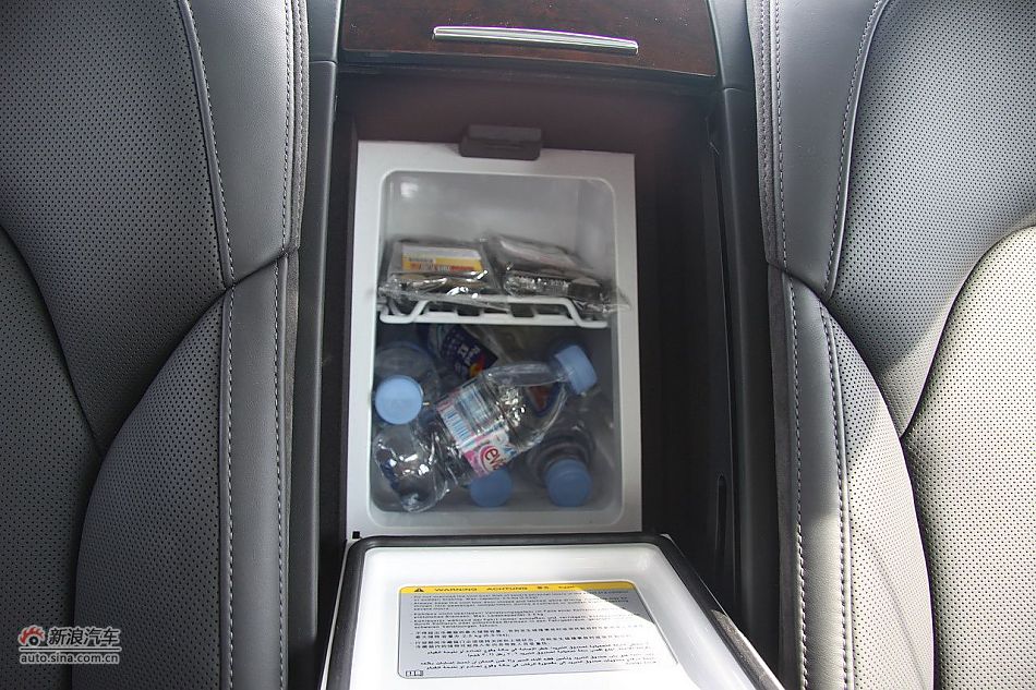 新浪汽车体验试驾奥迪A8L W12-内饰功能