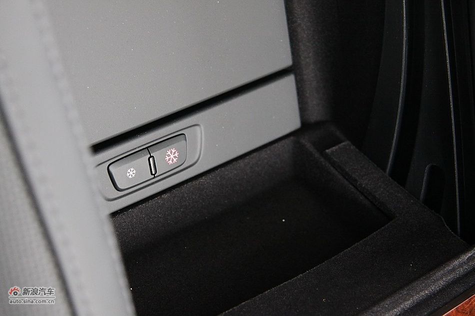 新浪汽车体验试驾奥迪A8L W12-内饰功能