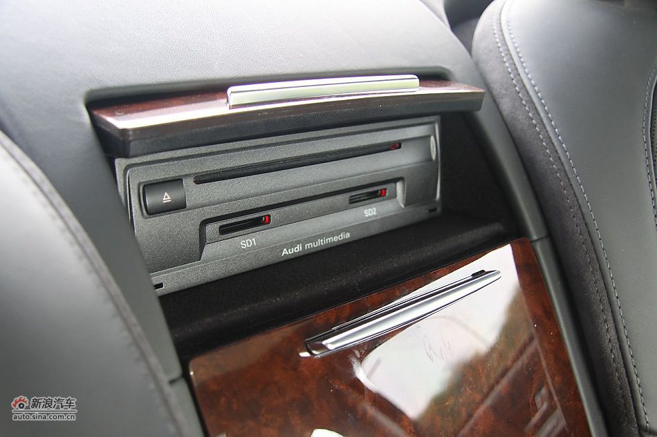 新浪汽车体验试驾奥迪A8L W12-内饰功能