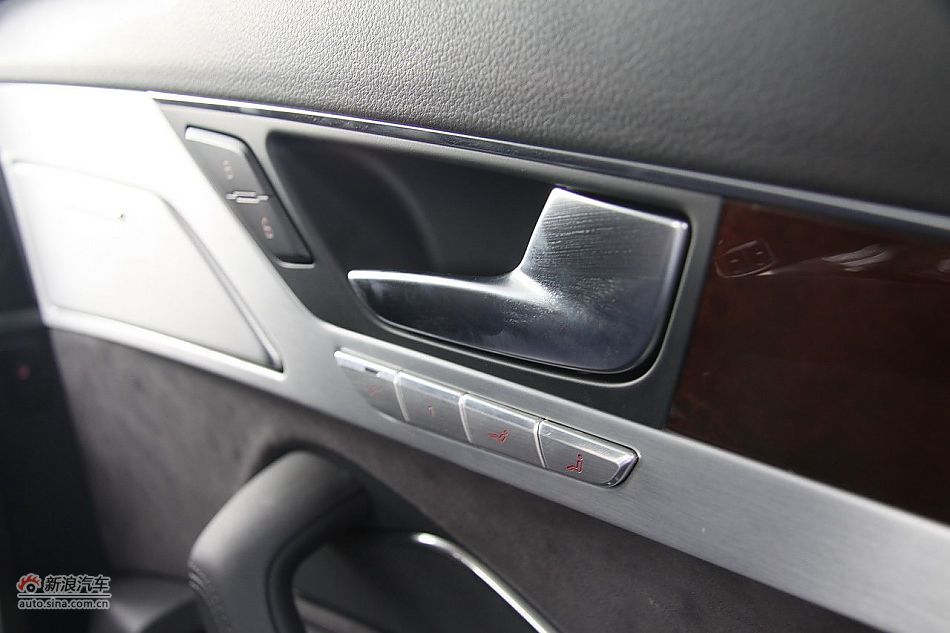 新浪汽车体验试驾奥迪A8L W12-内饰功能