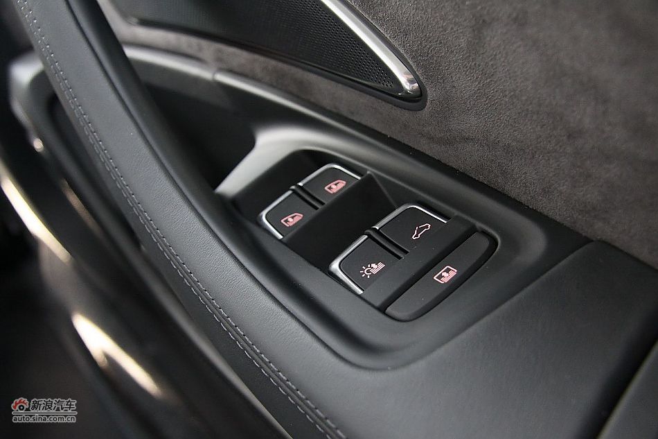 新浪汽车体验试驾奥迪A8L W12-内饰功能