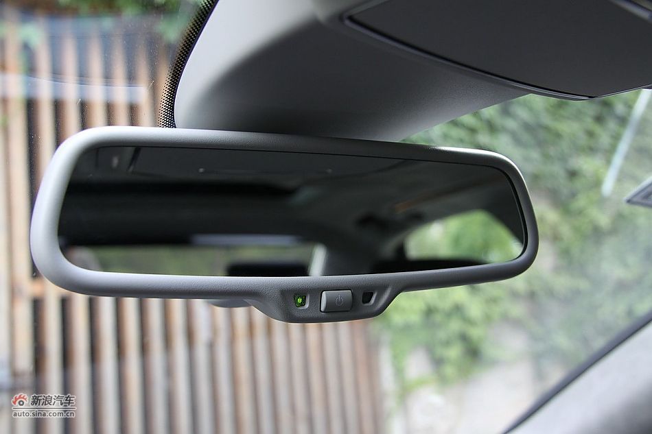 新浪汽车体验试驾奥迪A8L W12-内饰功能